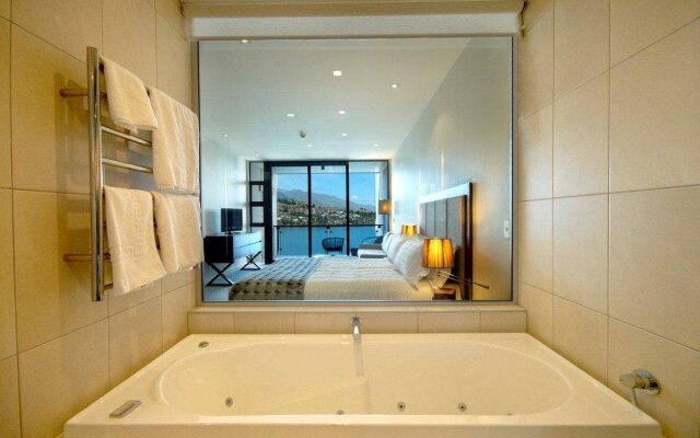 The Rees Hotel, Luxury Apartments & Lakeside Residences
