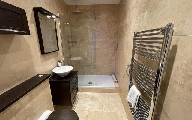 Continental Apartment- 2-bed Penthouse Farnborough