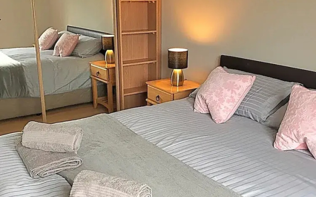 Immaculate 3-bed House With Private Secure Garden