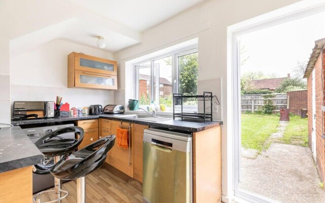 Spacious 3-bed House With car Park Near Heathrow