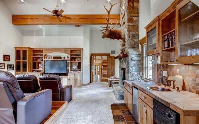 Hatari Lodge 5 Bedroom Home by RedAwning