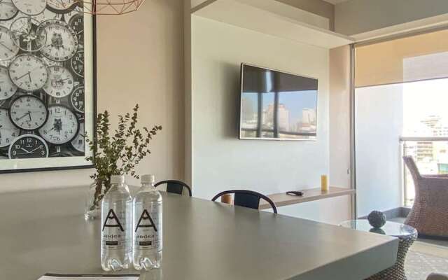 w Beautiful 1BR With Balcony in Miraflores