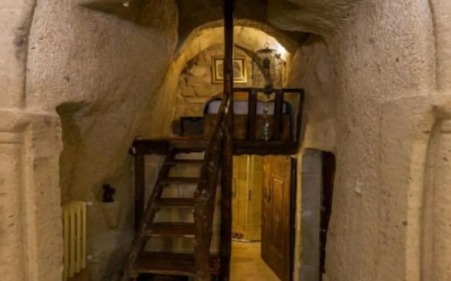 Patisca Cave House