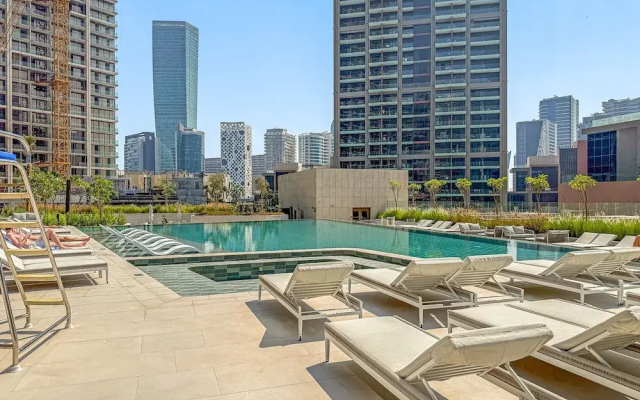 Peninsula One - 1312 Studio
