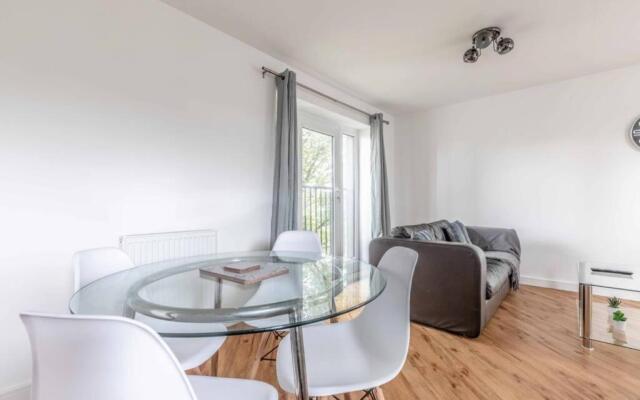 2 Bed/2 Bath & Free Parking - Langley/Heathrow