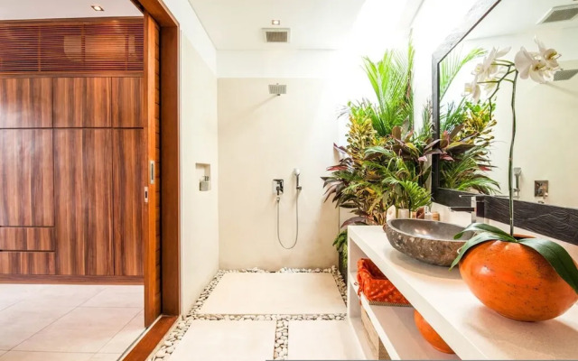 Villa 15 Stunning 6 BR Villa 400m to Beach