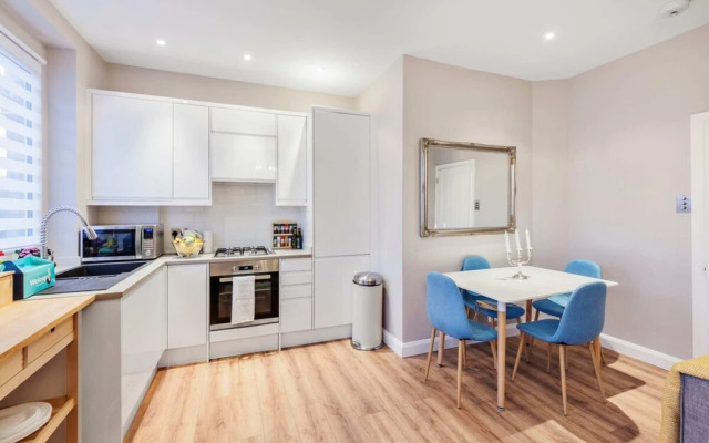 Modern 2 bed Flat, West Kensington, Sleeps 4