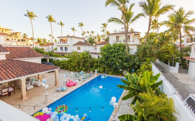 Beachfront 7BR Villa with Pool & Maid
