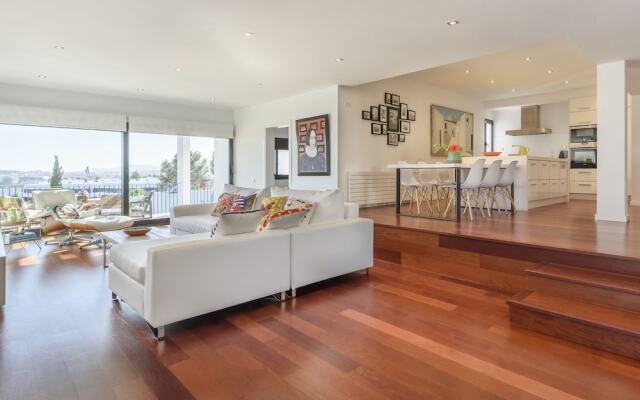 Posh Holiday Home With Pool, Library & Scenic Views in Jesus