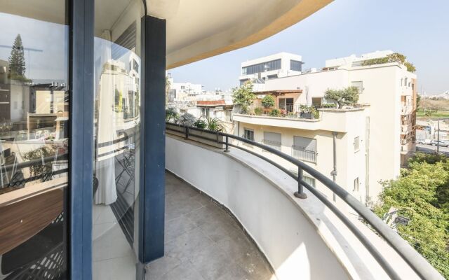 Stylish 3-BR Apt w Balcony and Parking