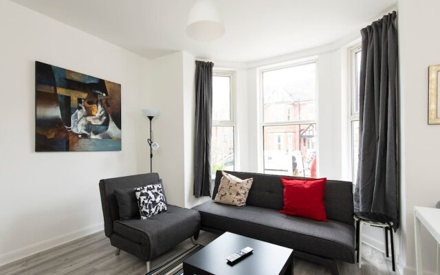 Modern Sleeps 5 - 1BR Home in Manchester