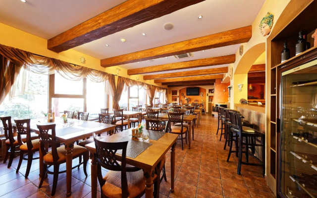 Max Inn Hotel