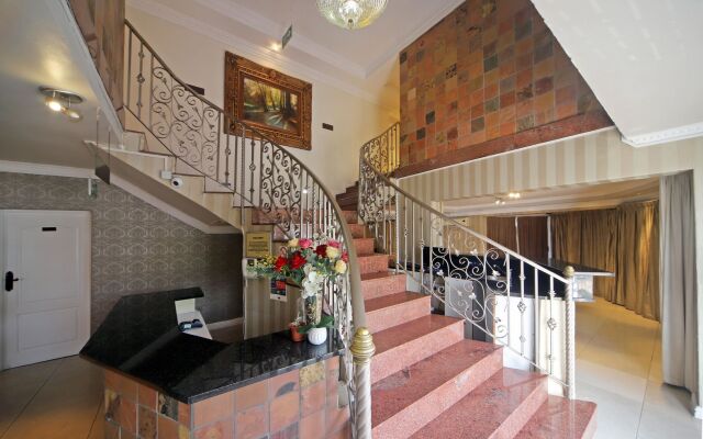 Savoy Lodge Cape Town