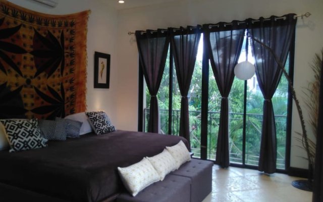 "typical Villa , Swimming Pool, 300 Meters to Langosta and Tamarindo Beaches"