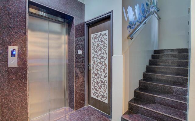 OYO 11916 Varcity Plaza