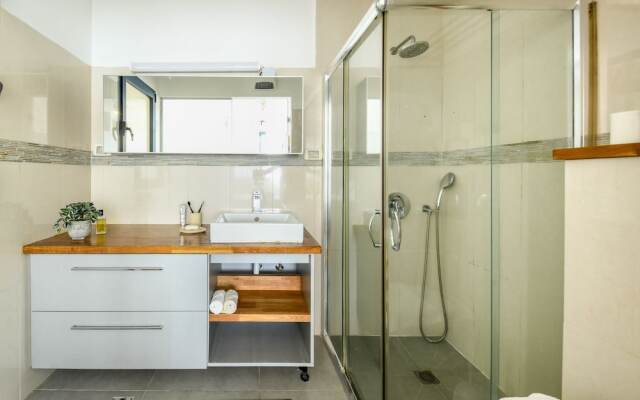 Stylish 3-BR Apt w Balcony and Parking