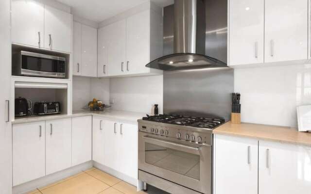 Luxury Townhouse 250m to the Beach