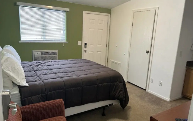 6 Plex Rental