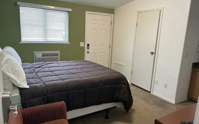 6 Plex Rental