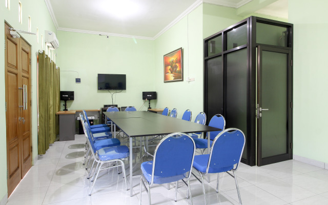 RedDoorz Plus near Taman Sari