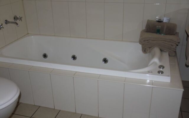 Saltbush Motor Inn