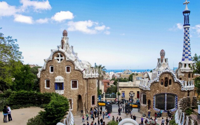 Large Guell Apartment