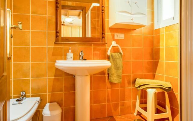 Classy Holiday Home in Guaro With Private Swimming Pool