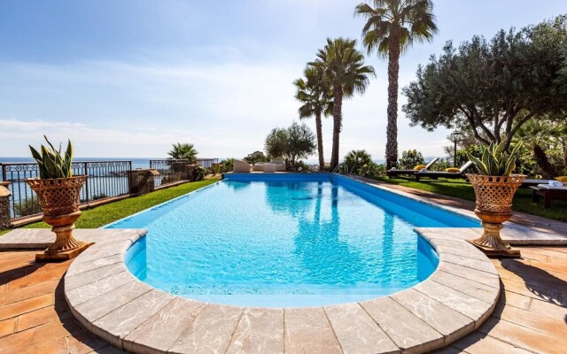 Giardini-naxos Beautiful Villa With Pool