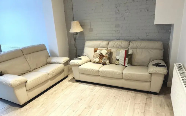 4 Bed House-garden-parking-15 min Elizabeth Line