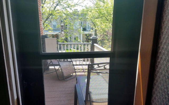 Chicago Guest House on Newport Avenue
