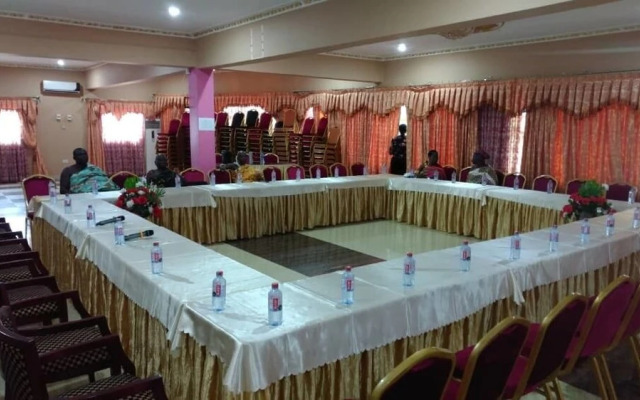 Obaa'S Golden Plaza Hotel