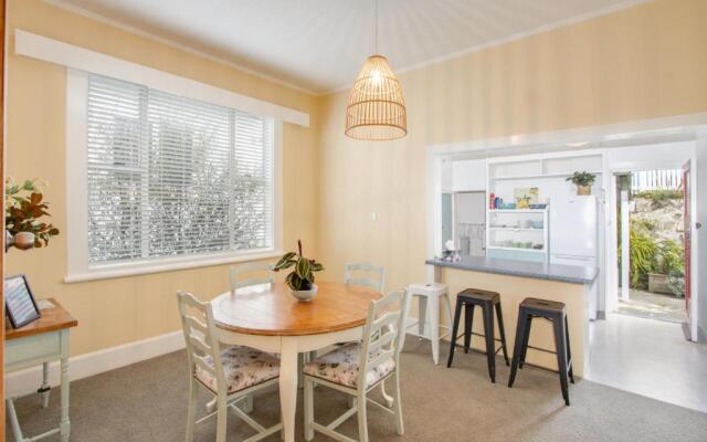 Views on Colenso - Napier Holiday Home