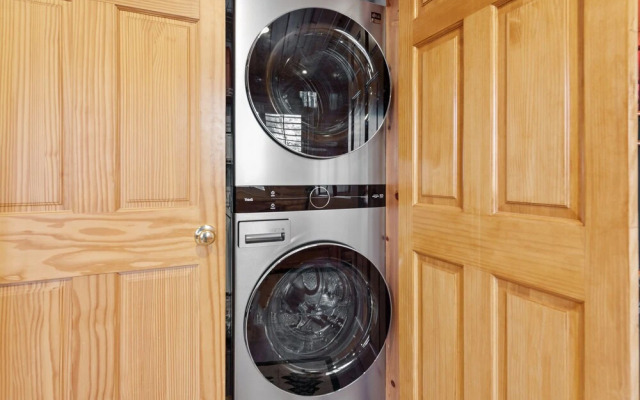 The Hideaway - Enchanting Custom Log-style Home Nestled High In The Pines! Great Room Features! 2 Bedroom Cabin