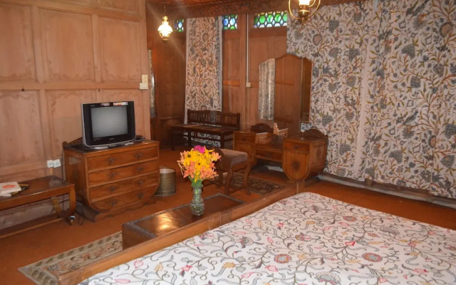 New Alexandra Houseboats