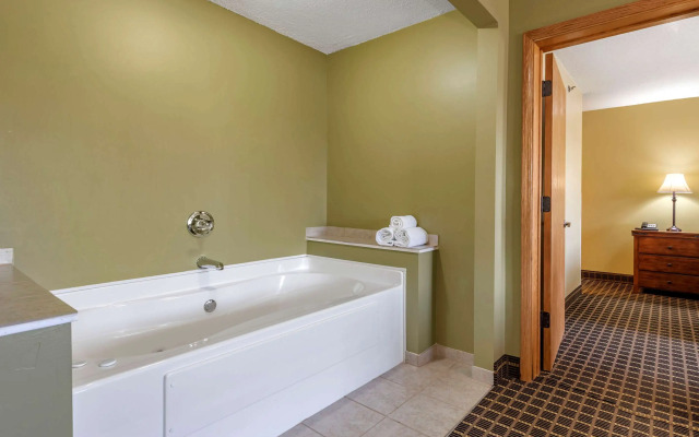 Quality Inn & Suites Warren