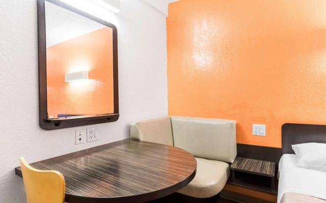 Motel 6 Long Beach, CA - International City