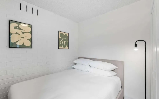 Cozy 1BR Stay in South Yarra With Parking & Wi-fi