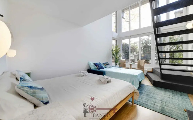 Central Bright Apartment on two Floors Turquoise