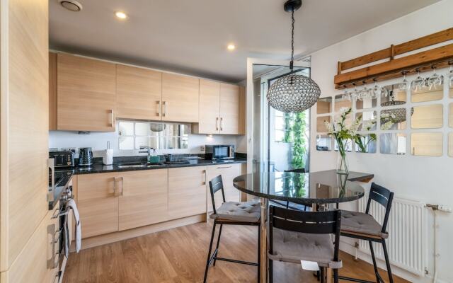 Modern Comfort: Stratford 3BR Duplex
