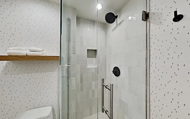 Beautifully remodeled 3 Bedroom Condo