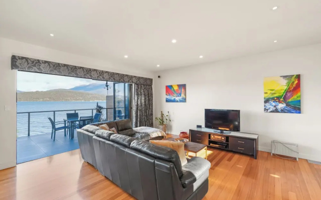 Waterfront Home - Gorgeous Views - 2 Bed