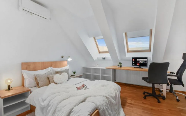 Attic Studio near Carol Park