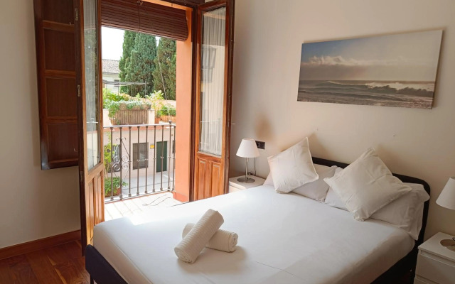 APARTAMENTOS DELUXE PALACIO DE LOS JERÓNIMOS free parking