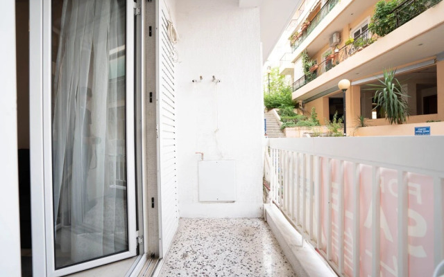 "Daydreamers Flat", staircase to Neos Kosmos
