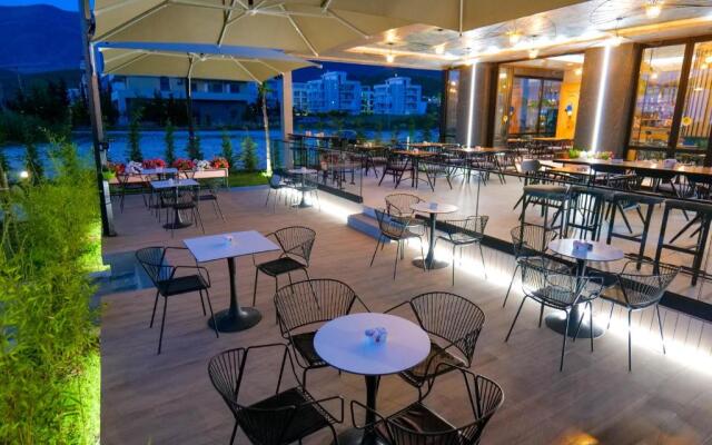 The Peak Hotel & Lounge