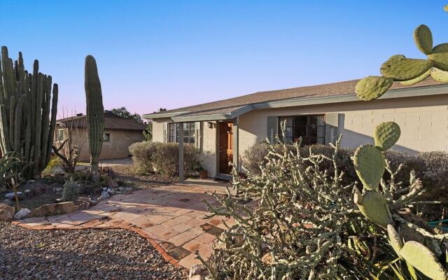 Cactus Garden Cottage 2BR by Casago