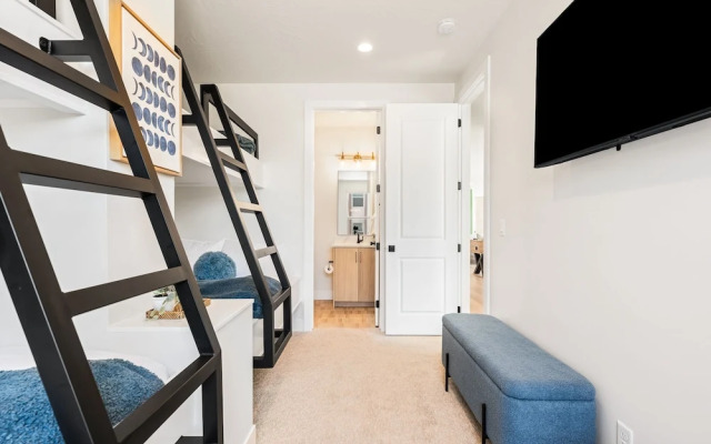 Green Acres 8 Bedroom Townhouse