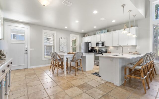 1369 Laurel Grove "the Crows Nest"