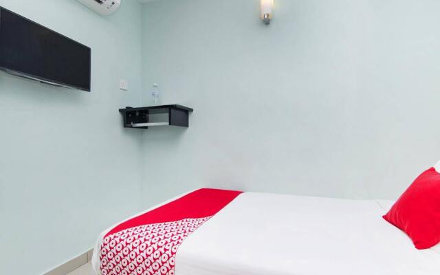 OYO 220 Hotel Sri Maluri