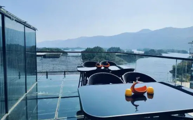 Xiandao Lake Four Seasons Lakeside Hotel (Sky City Scenic Area)